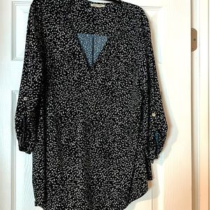 Polyester and spandex black top with button tab sleeves